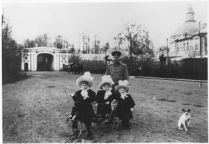 Carl Michael, Herzog von Mecklenburg-Strelitz mit seinen 3 Nichten, Katya, Menka und Tasha, im Oranienbaum-Palast bei St. Petersburg, ca. 1898 von Russian Photographer